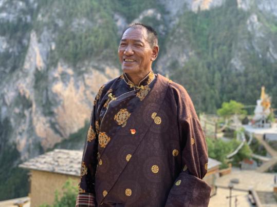 13岁离家,40岁返乡倾尽所有家财历经10年,为家乡修路曾身家数千万,却