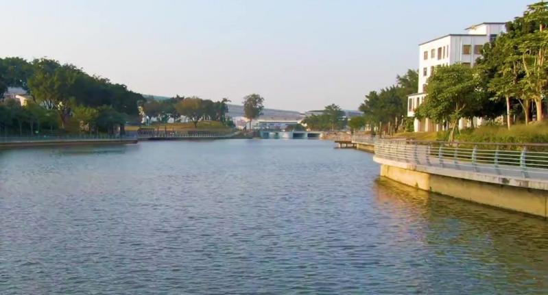 【百灵·靓】深圳光明区翠湖公园：人行明镜中，鸟度屏风里