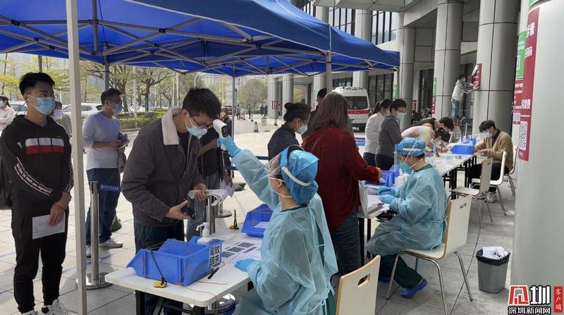 67核酸检测点排长龙了深圳医院社康紧急扩人手增窗口