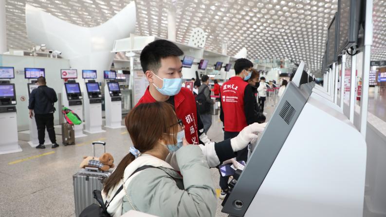 【民生实事】春运期间 深圳宝安国际机场面对老年旅客提供“全流程爱心服务”