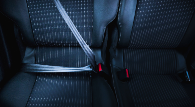 公安部将推动车后排人员戴安全带