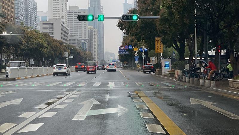 【区县新闻】深圳罗湖：智慧道灯让“低头族”安全过街