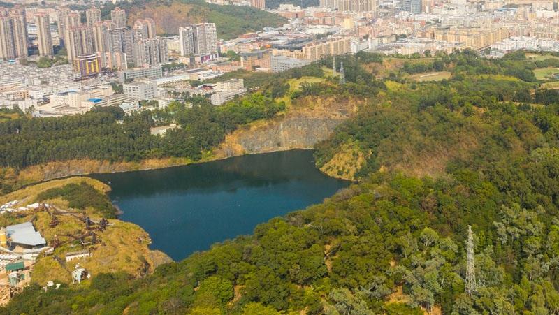 【大美深圳】深圳芙蓉花园式矿场：春日绿意 “翡翠”嵌山间