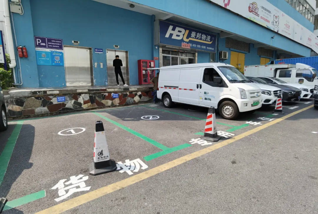 华强北限时通行货车装卸请用专属停车位道路禁止违停