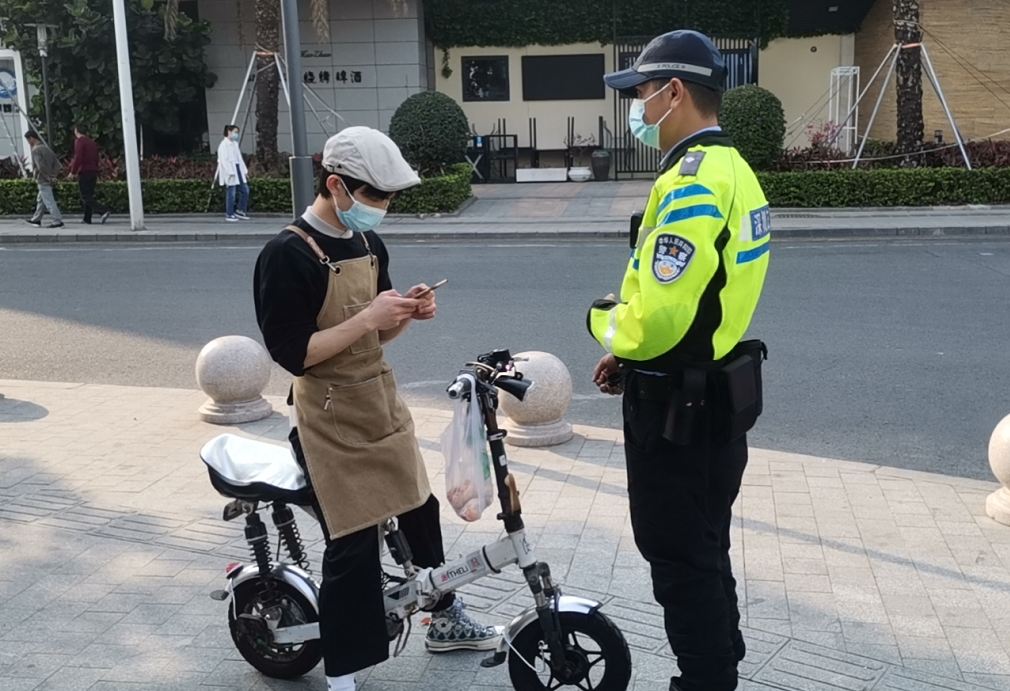 饿了么小哥被交警查 a464f0f2-ecaa-41ef-9f01-0b38ea34c450.png