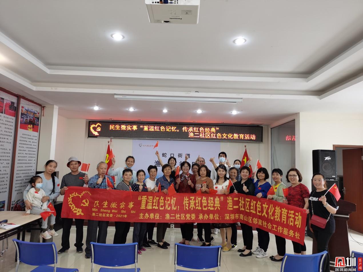 活动的居民进行签到,测量体温,发放红歌手册以及爱国t恤等准备物资