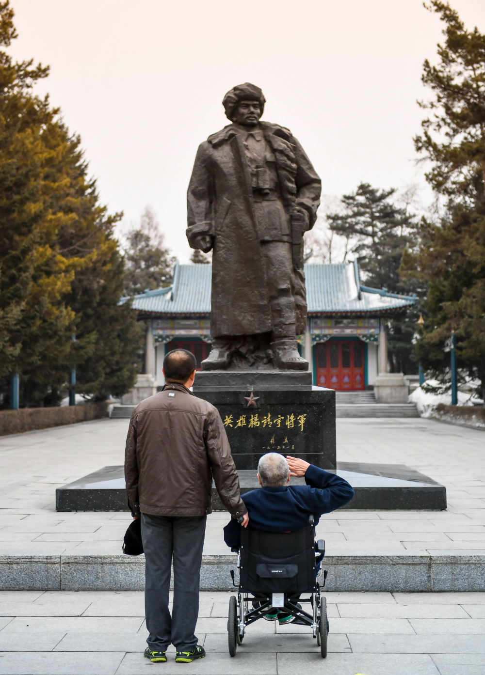 这是父子二人在吉林省通化市杨靖宇烈士陵园向杨靖宇将军戎装铜像致敬