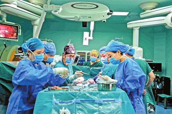 深圳成功实施首例离体肝切除+自体肝移植手术 “掏”出肝脏切完肿瘤再植回体内