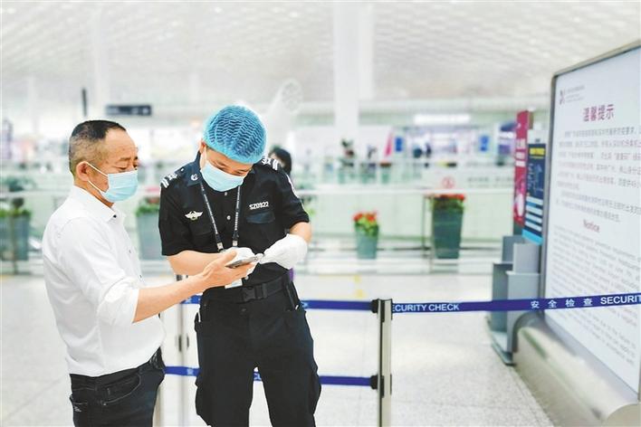 深圳交通枢纽防疫措施升级首日车站机场查验有序 旅客出行有备而来