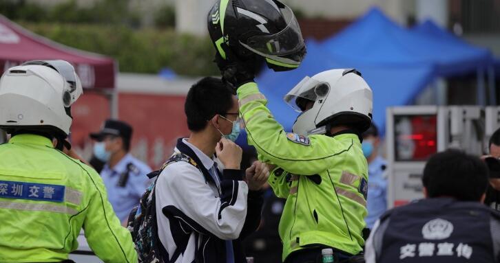 【身边的感动】直击深圳高考现场：铁骑暖心送考