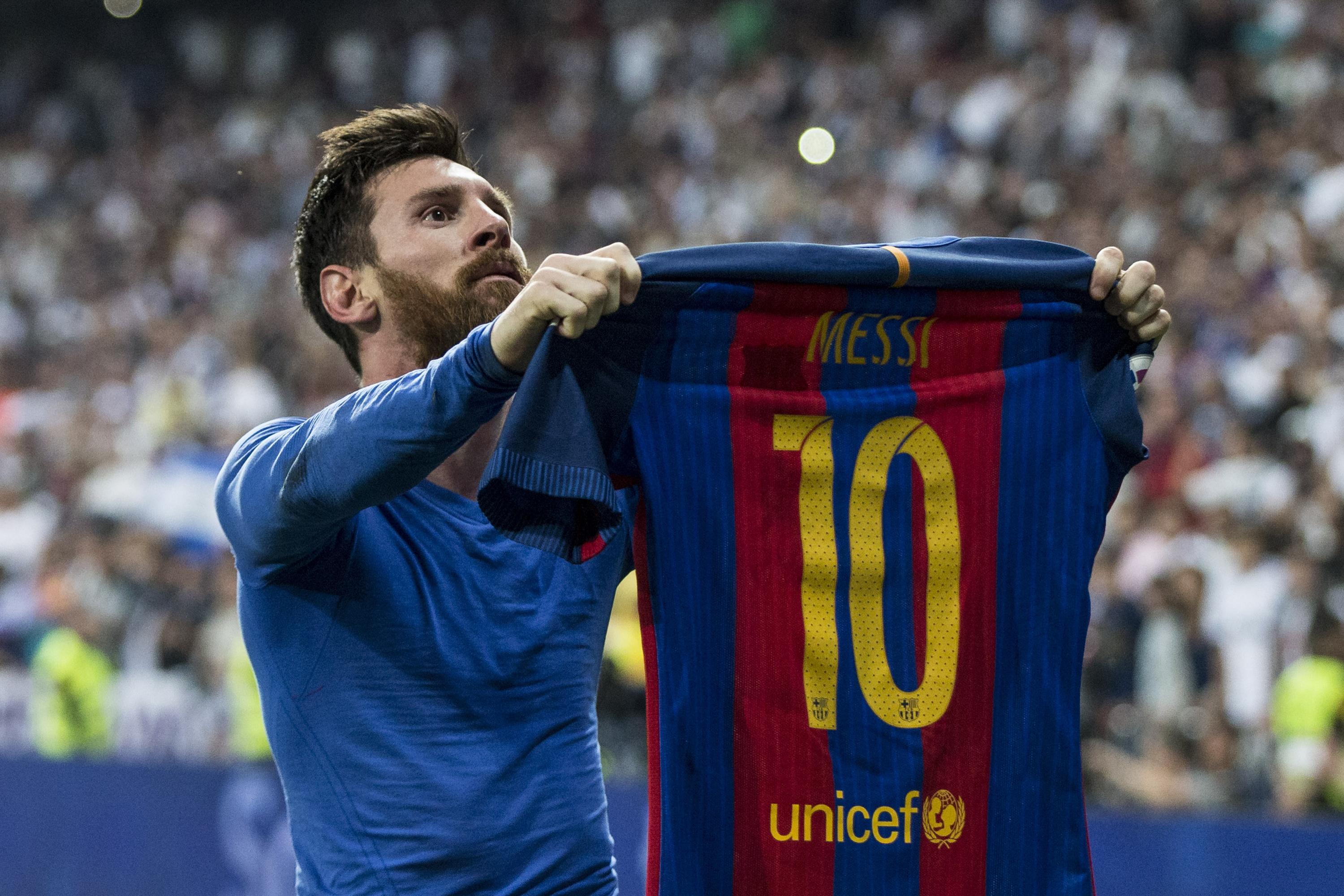 Lionel Messi hat trick in first half for Barcelona vs. Eibar