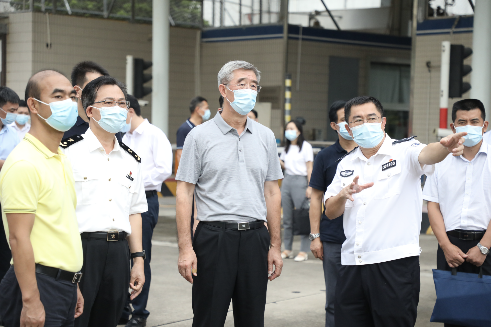 实习生 陈艺晴)8月14日,深圳市口岸办有关负责人一行到莲塘口岸