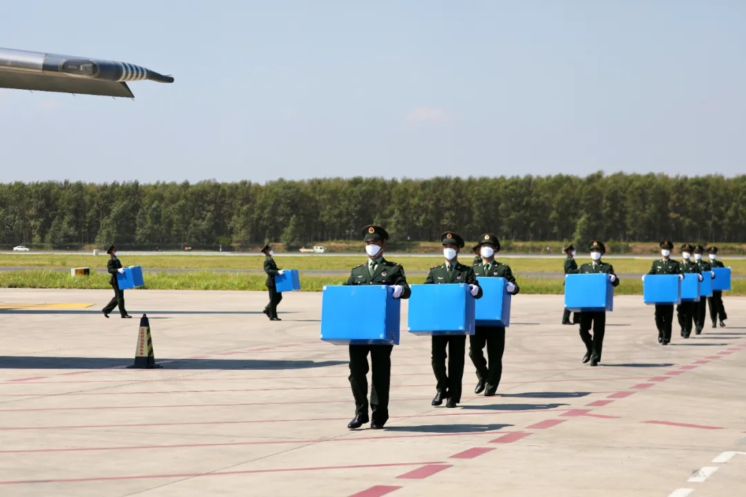 内蒙古新闻网 国内频道 要闻速读  中国空军两架歼11-b战机低空拉烟通