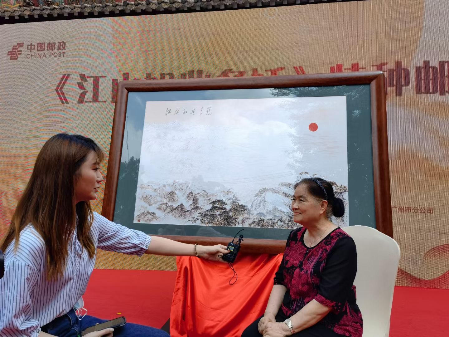 关山月先生的女儿关怡在发布会现场银版画前接受采访今天我们回首两位