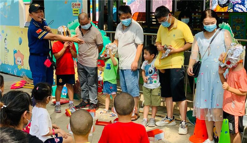广州开展防火宣传活动：遇到大火，如果父子俩只有一个防烟面罩，该给谁戴？