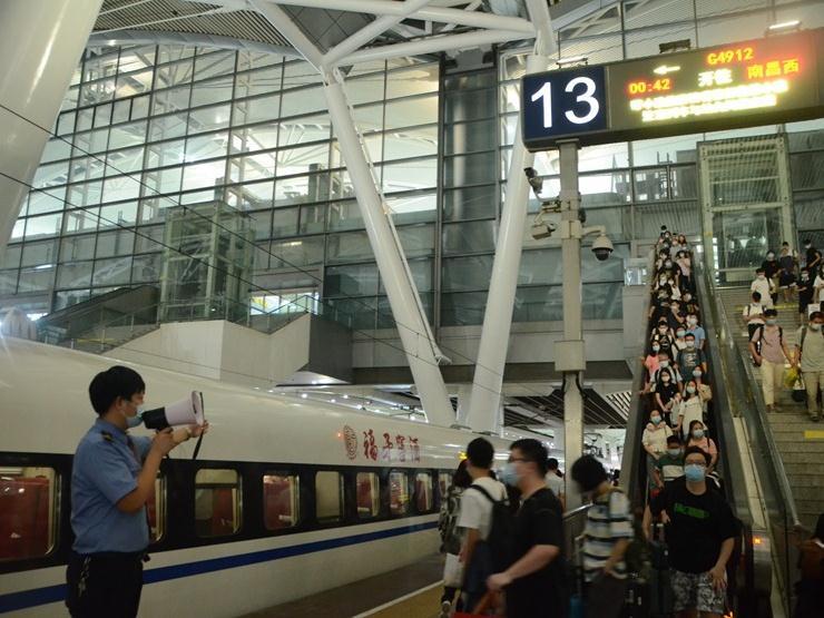 今日到达旅客42.6万人次，国庆长假广州南站刷新三项历史纪录