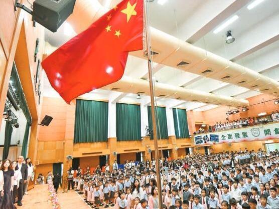 香港教育局：香港中小学明年起须每周举行升国旗仪式