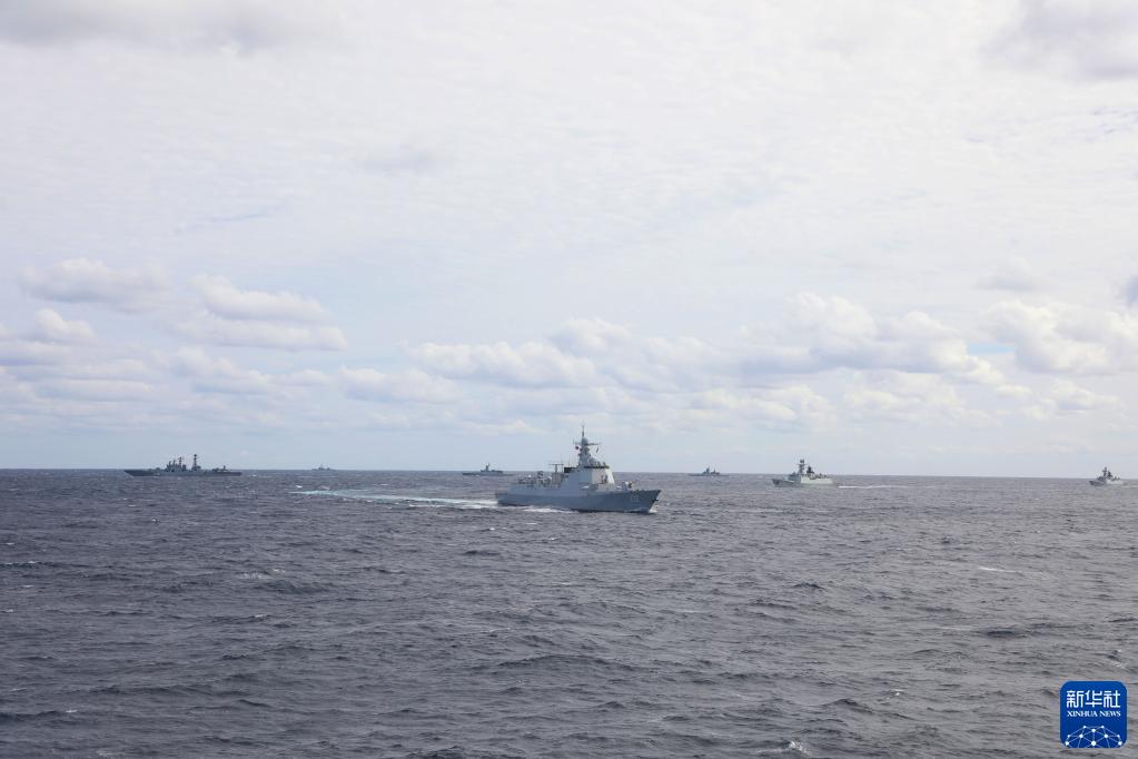 当地时间10月23日,中俄首次海上联合巡航舰艇编队在东海东部海域举行