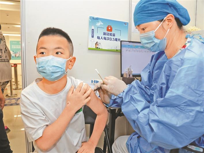记者现场直击深圳3至11岁儿童开打疫苗：学生接种时监护人需全程陪护