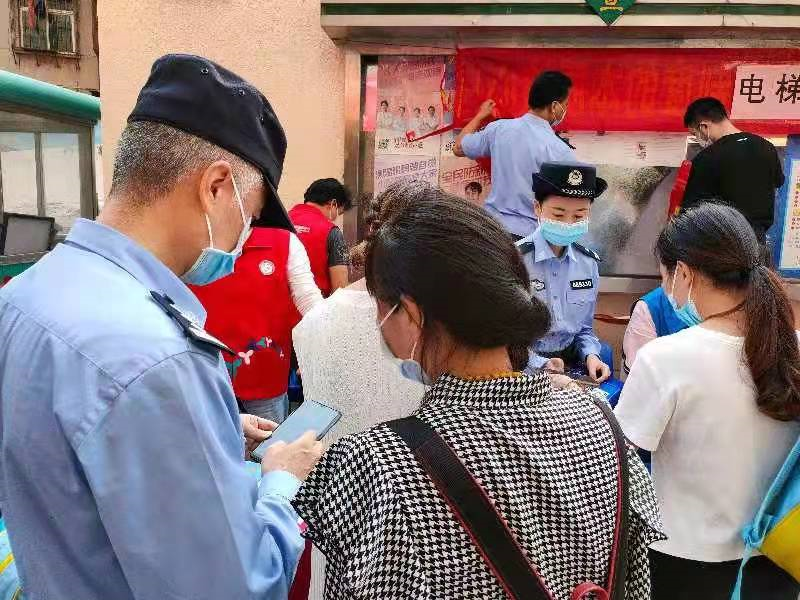 禁毒社工和民警走入社区为了这件事！深圳东门举行全民禁毒宣传活动