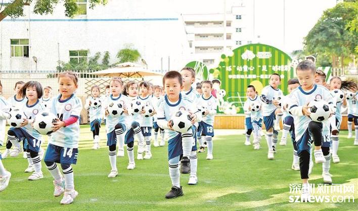 李松蓢幼儿园小朋友玩转足球夺“金牌”