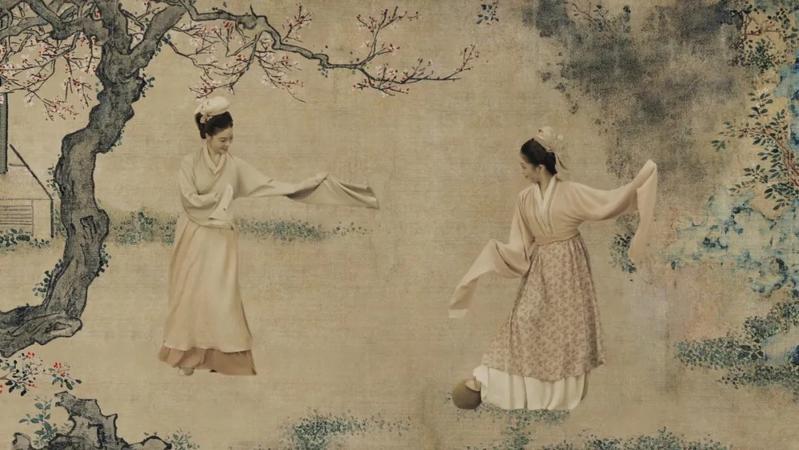 《仕女蹴鞠图》描绘的不是深闺女子的娇弱惆怅古代小姐姐也爱踢"足球"