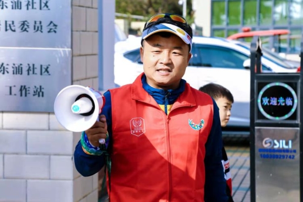 大鹏十年 志愿同行丨胡绍飞：穿上红马甲，带给更多的人正能量