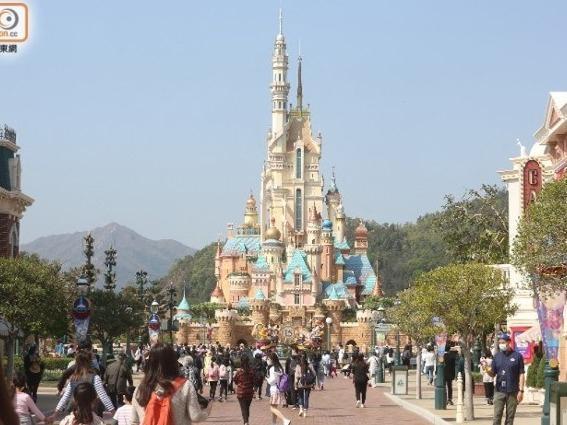 香港宣布收紧防疫措施，迪士尼乐园、海洋公园闭园
