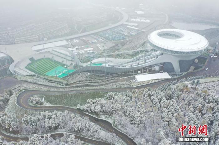 2021年10月6日，北京2022年冬奥会张家口赛区降下秋雪，航拍崇礼区国家跳台滑雪中心“雪如意”雪景。<a target='_blank' href='/'><p align=