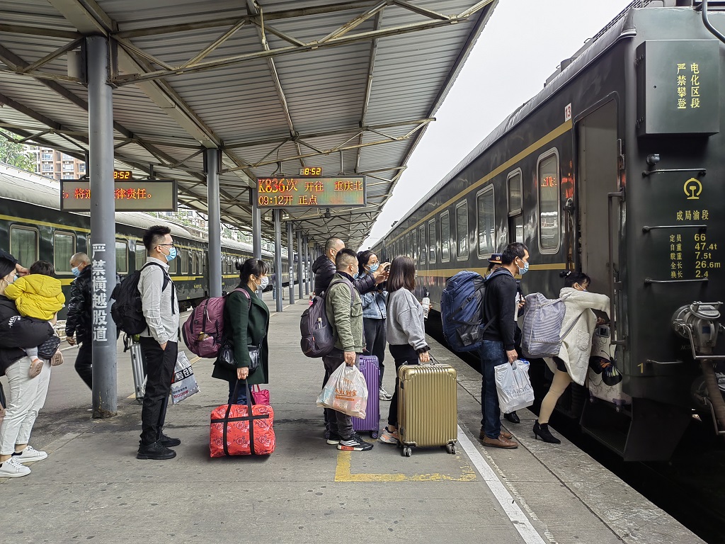 深圳西站迎来春运客流高峰 日均发送旅客近万人