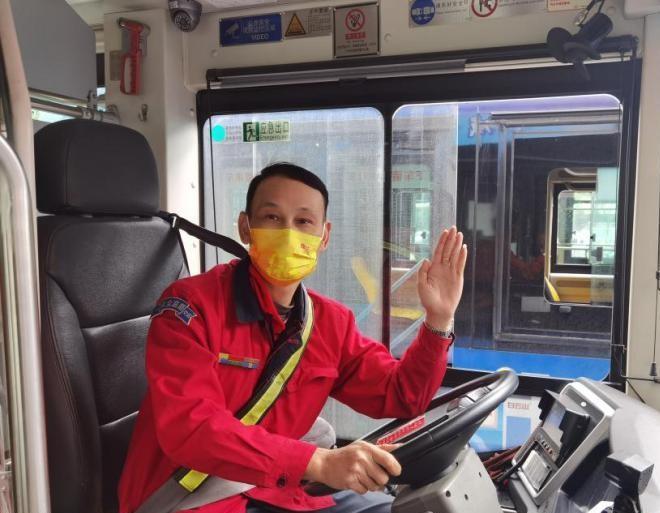 广州公交车上的别样年味：司机赠口罩，乘客送祝福