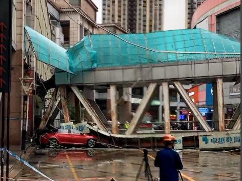 东莞东城一人行连廊坍塌致5部车辆受损，暂无人员伤亡报告