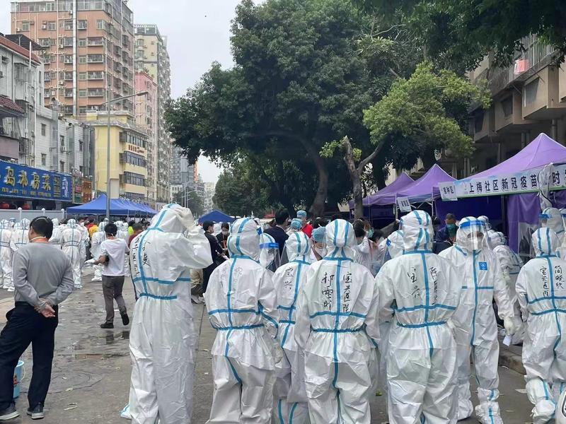 记者走访上梅林新村管控区周边超市蔬菜等生活物资有保障防疫志愿者