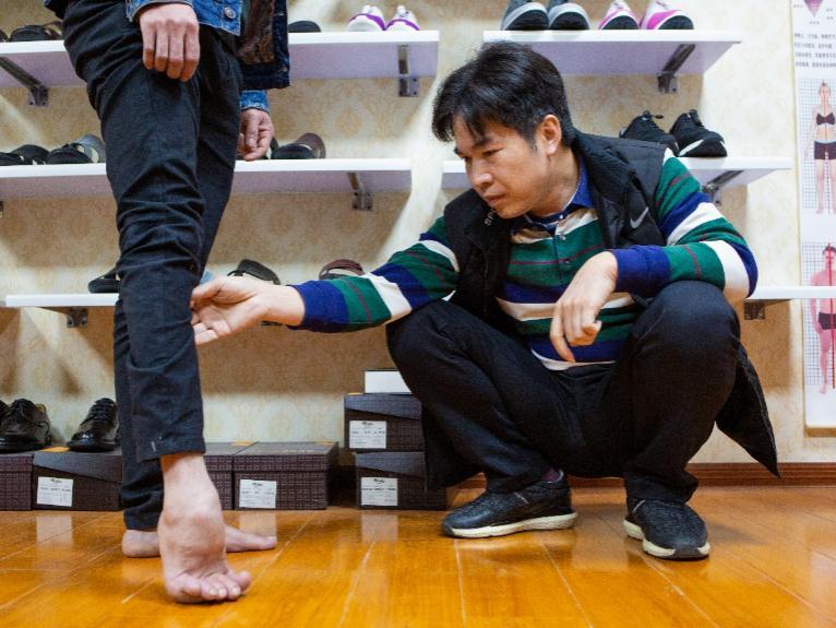 为1000人残障人士定制人生第一双鞋，广东鞋匠被赞上热搜
