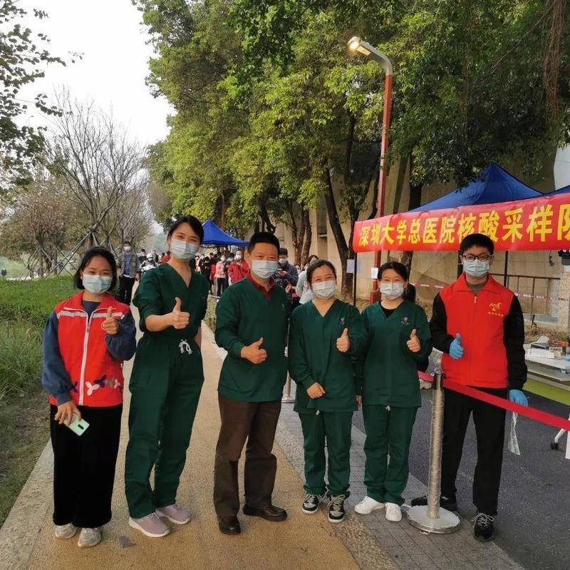 南山区文理实验学校(集团)韩军总校长(左图)率先垂范,带领行政团队