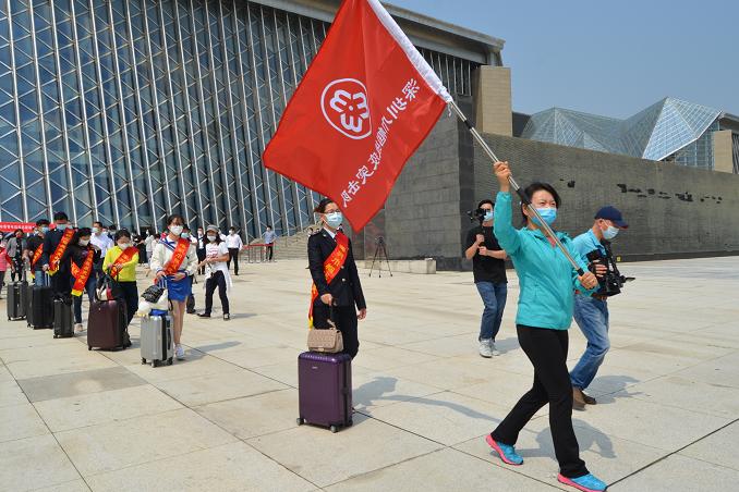 2022国际妇女节巾帼志愿服务旗帜高高飘扬她们奔赴抗疫一线