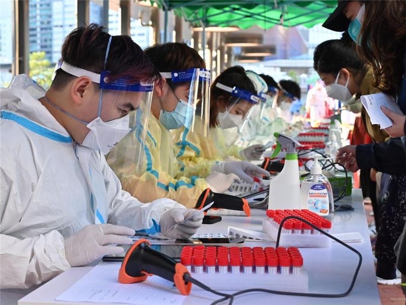 香港为呈报新冠病毒阳性市民进行核酸复核测试