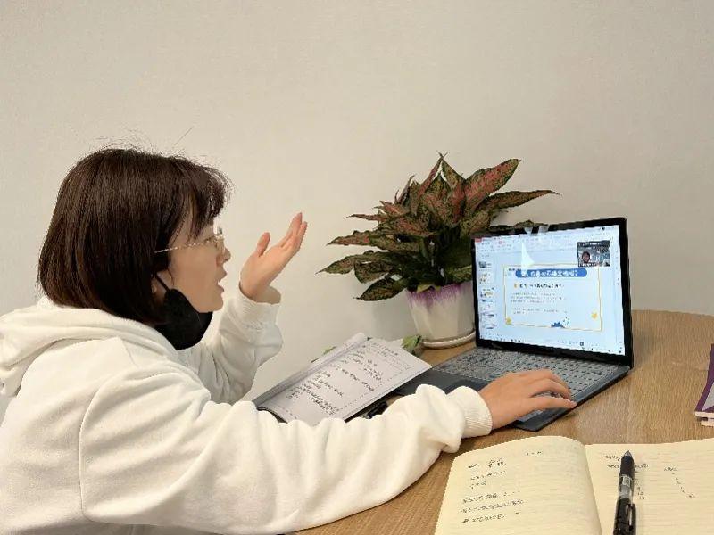 这位老师火了光明教师网课现场飙戏平时是学生眼里亲切的二姨