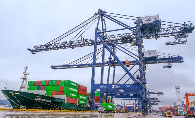 盐田国际迎来长荣海运RCEP新航线首靠和全球最大集装箱船“长为”轮首航