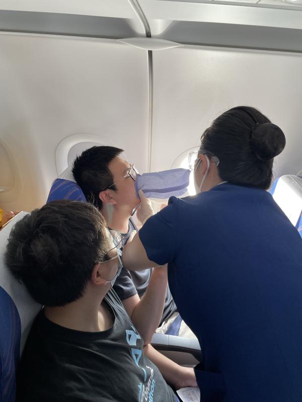 乘客万米高空突发过度换气综合征南航空姐出手帮助