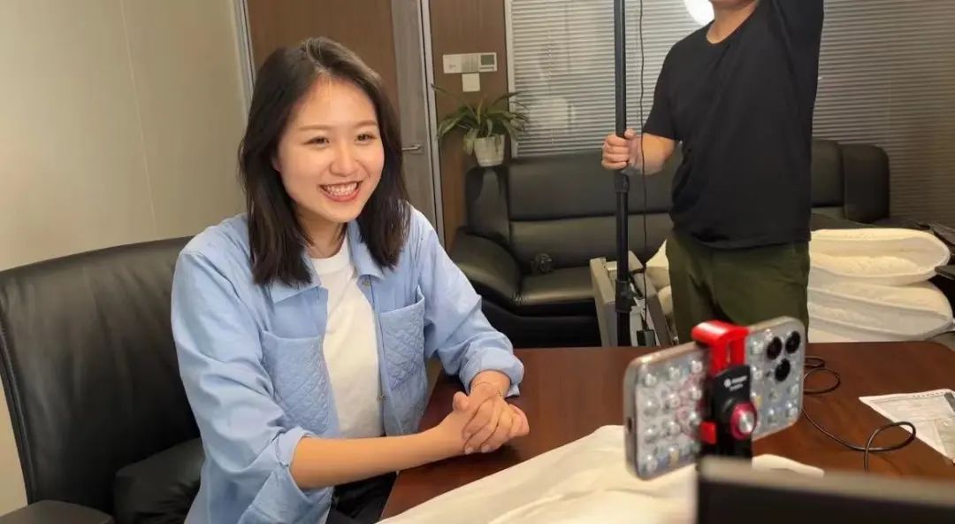 冯敏在办公室出镜拍摄视频.