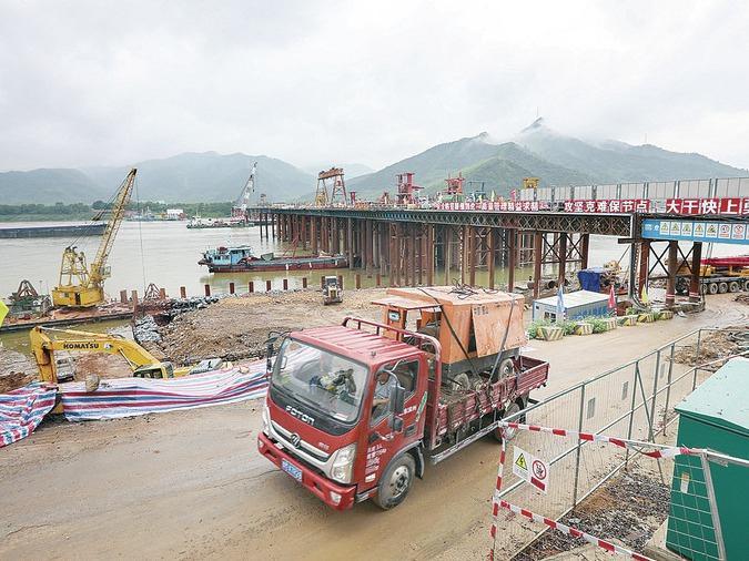 江门：杨梅西江特大桥项目积极应对强降水