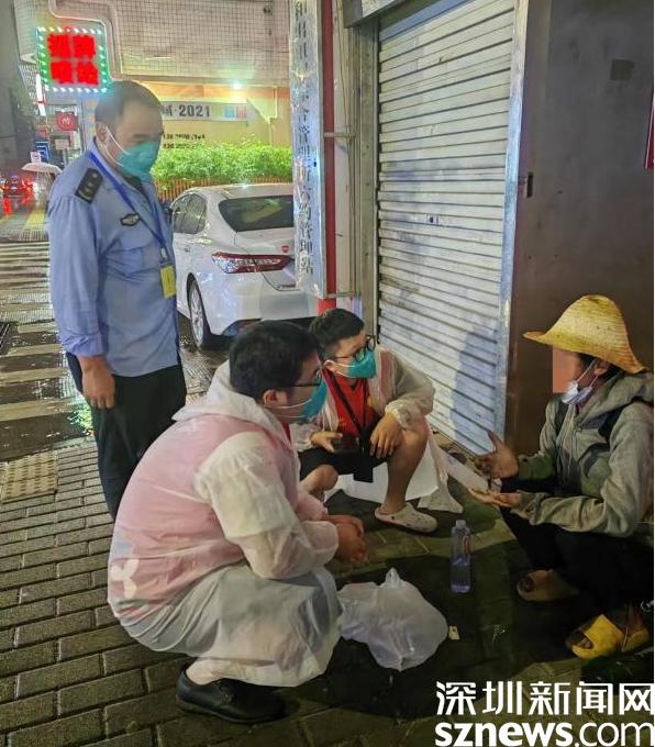 横岗街道塘坑社区多方联动暴雨中及时救助露宿流浪人员