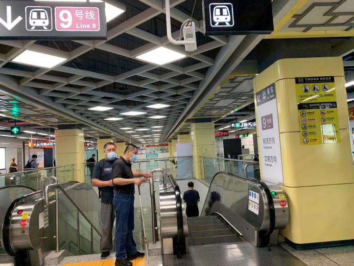 盲人体验出行无障碍 深圳已有2809辆公交车安装新的导盲系统