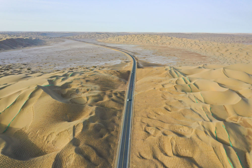 第三条穿越世界第二大流动沙漠公路通车