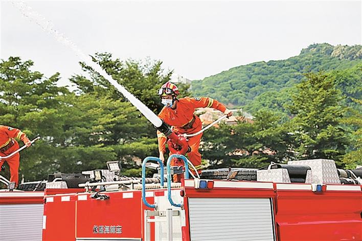 深圳举办森林消防公众开放日活动 市民近距离感受森林消防“灭火神器”