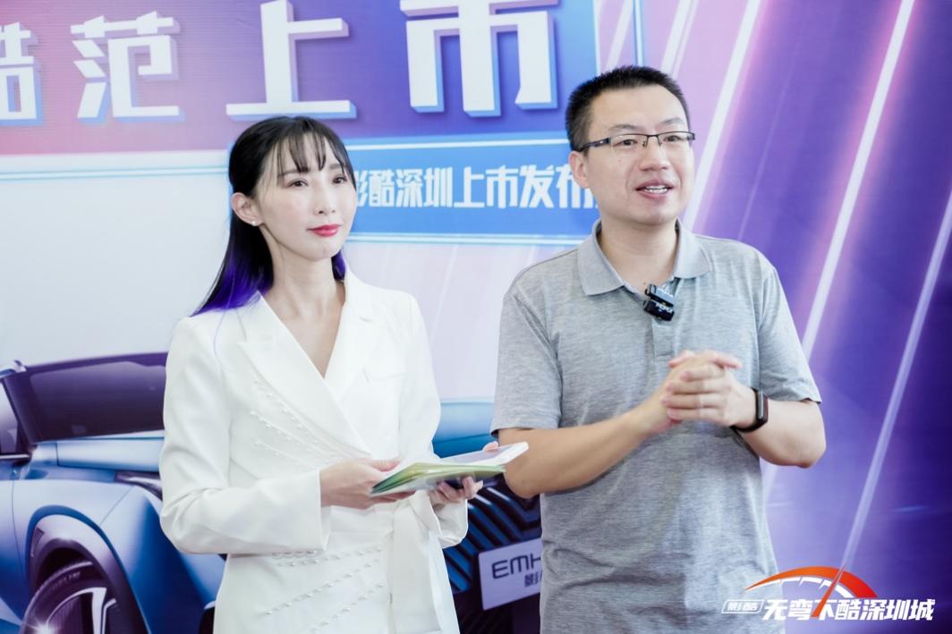 直播现场,资深车评人张晶,从产品专业的角度详尽的剖析,充满未来感的