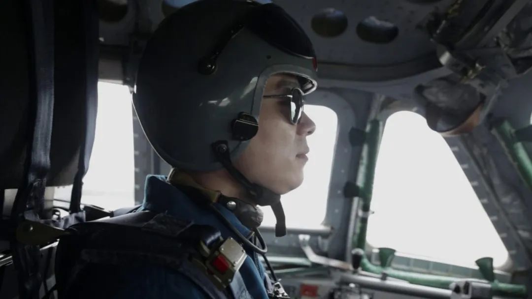 这张同框照拍摄者空军特级飞行员