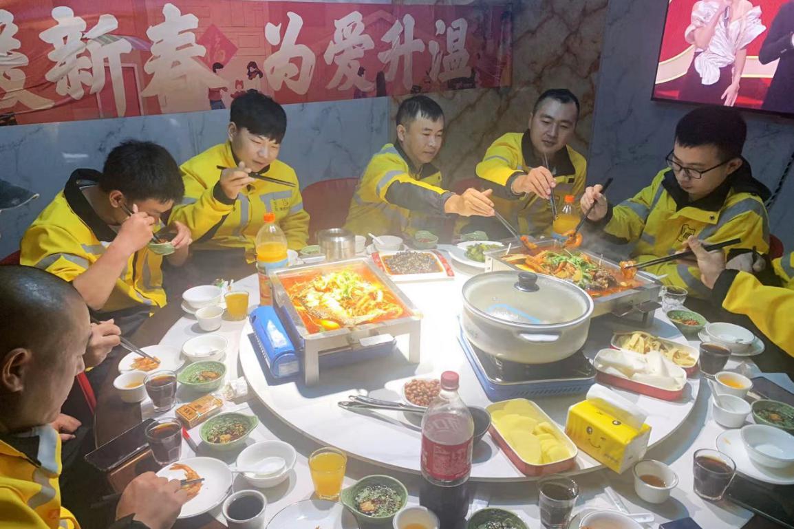 深圳"跨年骑手"提前吃团圆饭,美团配送向骑手发放春节稳岗补贴