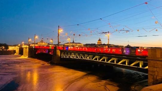 俄罗斯圣彼得堡冬宫桥点亮“中国红”喜迎兔年